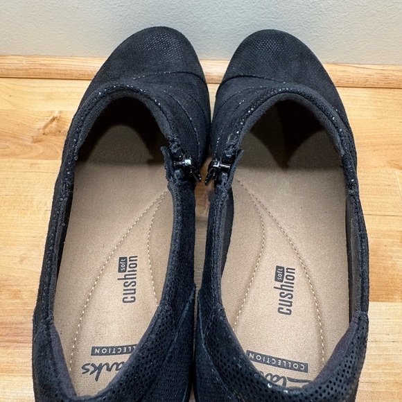 Clarks Women's Black Textured Loafers - Picture 2 of 7